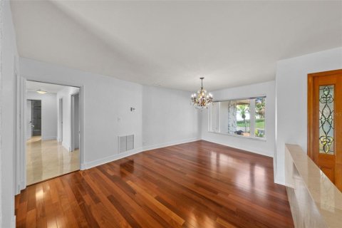 Снять в аренду виллу или дом в Сент-Питерсберг, Флорида 10 комнат, 259.57м2, № 1818805 - фото 11