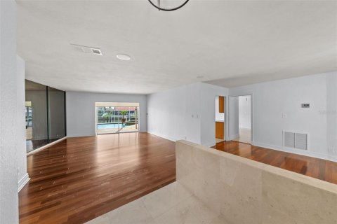 Снять в аренду виллу или дом в Сент-Питерсберг, Флорида 10 комнат, 259.57м2, № 1818805 - фото 5