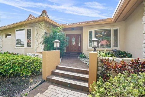 Снять в аренду виллу или дом в Сент-Питерсберг, Флорида 10 комнат, 259.57м2, № 1818805 - фото 3