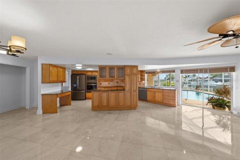 Снять в аренду виллу или дом в Сент-Питерсберг, Флорида 10 комнат, 259.57м2, № 1818805 - фото 13