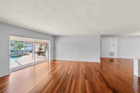 Снять в аренду виллу или дом в Сент-Питерсберг, Флорида 10 комнат, 259.57м2, № 1818805 - фото 9