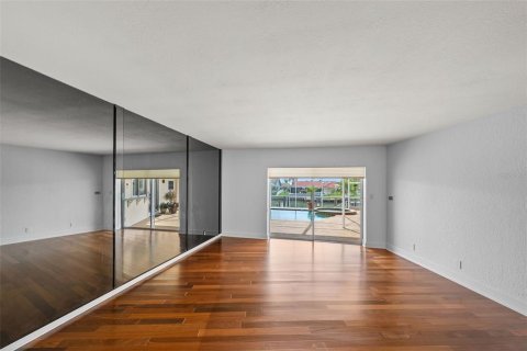 Снять в аренду виллу или дом в Сент-Питерсберг, Флорида 10 комнат, 259.57м2, № 1818805 - фото 8