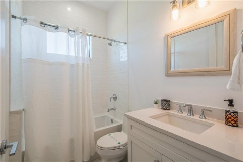 House in Hutchinson Island South, Florida 4 bedrooms, 275.27 sq.m. № 2166259 - photo 29