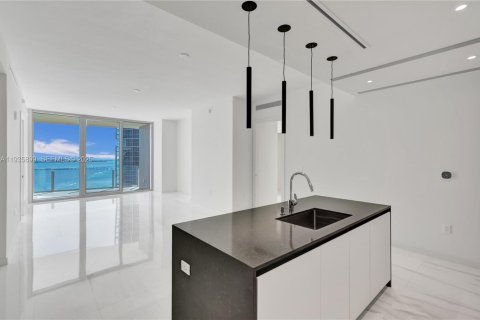 Condo in Miami, Florida, 2 bedrooms № 1993996 - photo 11