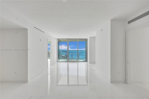 Condo in Miami, Florida, 2 bedrooms № 1993996 - photo 12