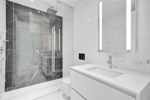 Condo in Miami, Florida, 2 bedrooms № 1993996 - photo 24