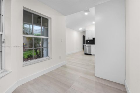 House in Pembroke Pines, Florida 3 bedrooms, 128.76 sq.m. № 1842501 - photo 5