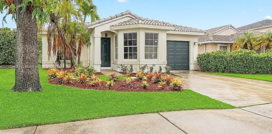 House in Pembroke Pines, Florida 3 bedrooms, 128.76 sq.m. № 1842501