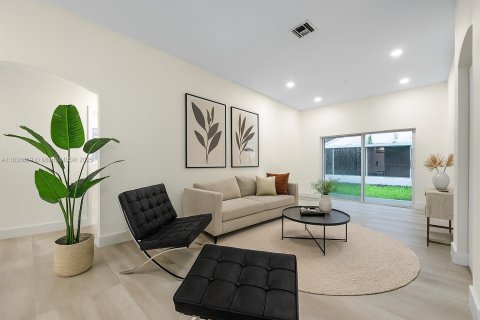 House in Pembroke Pines, Florida 3 bedrooms, 128.76 sq.m. № 1842501 - photo 3
