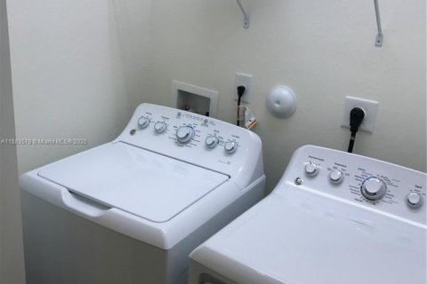 Touwnhouse à louer à Doral, Floride: 4 chambres, 166.57 m2 № 1977426 - photo 6