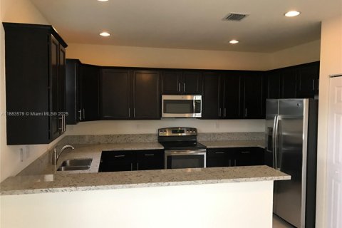Touwnhouse à louer à Doral, Floride: 4 chambres, 166.57 m2 № 1977426 - photo 3
