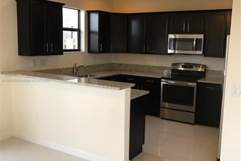 Touwnhouse à louer à Doral, Floride: 4 chambres, 166.57 m2 № 1977426 - photo 5