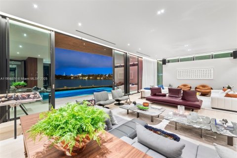 House in Miami Beach, Florida 5 bedrooms, 604.98 sq.m. № 1956049 - photo 14