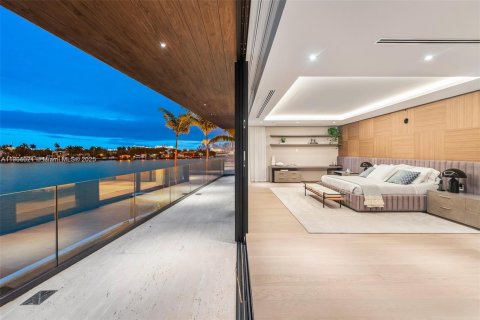 House in Miami Beach, Florida 5 bedrooms, 604.98 sq.m. № 1956049 - photo 29