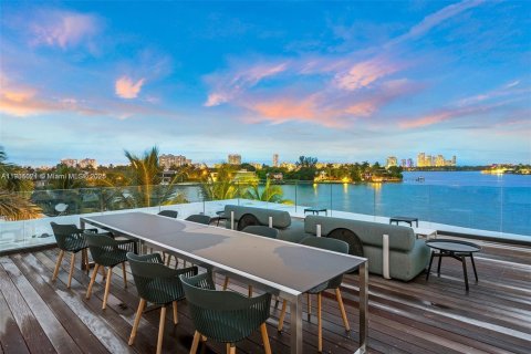 House in Miami Beach, Florida 5 bedrooms, 604.98 sq.m. № 1956049 - photo 15