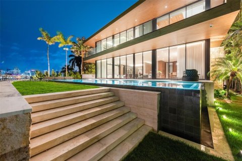 House in Miami Beach, Florida 5 bedrooms, 604.98 sq.m. № 1956049 - photo 10