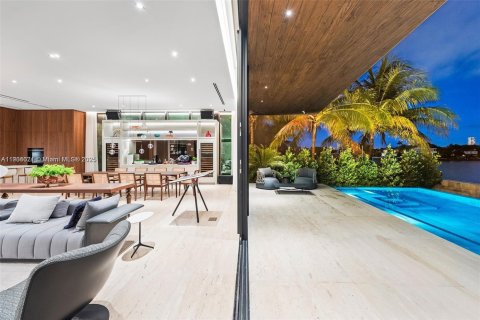 House in Miami Beach, Florida 5 bedrooms, 604.98 sq.m. № 1956049 - photo 13