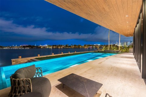 House in Miami Beach, Florida 5 bedrooms, 604.98 sq.m. № 1956049 - photo 4