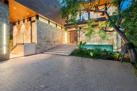House in Miami Beach, Florida 5 bedrooms, 604.98 sq.m. № 1956049 - photo 19
