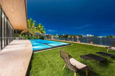 House in Miami Beach, Florida 5 bedrooms, 604.98 sq.m. № 1956049 - photo 3