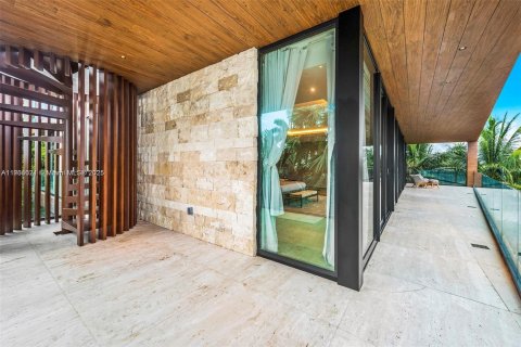 House in Miami Beach, Florida 5 bedrooms, 604.98 sq.m. № 1956049 - photo 24