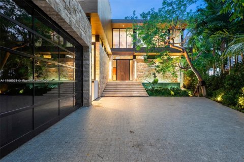 House in Miami Beach, Florida 5 bedrooms, 604.98 sq.m. № 1956049 - photo 18