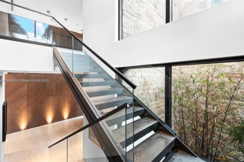 House in Miami Beach, Florida 5 bedrooms, 604.98 sq.m. № 1956049 - photo 26