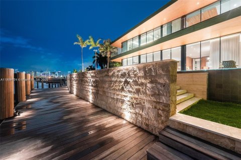 House in Miami Beach, Florida 5 bedrooms, 604.98 sq.m. № 1956049 - photo 11