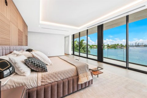 House in Miami Beach, Florida 5 bedrooms, 604.98 sq.m. № 1956049 - photo 30