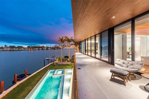 House in Miami Beach, Florida 5 bedrooms, 604.98 sq.m. № 1956049 - photo 9