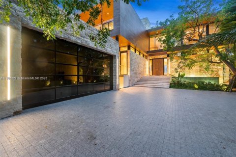 House in Miami Beach, Florida 5 bedrooms, 604.98 sq.m. № 1956049 - photo 23