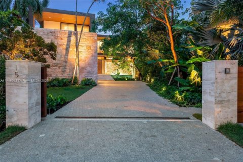 House in Miami Beach, Florida 5 bedrooms, 604.98 sq.m. № 1956049 - photo 22