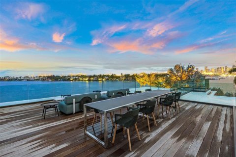 House in Miami Beach, Florida 5 bedrooms, 604.98 sq.m. № 1956049 - photo 16