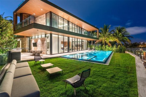 House in Miami Beach, Florida 5 bedrooms, 604.98 sq.m. № 1956049 - photo 1