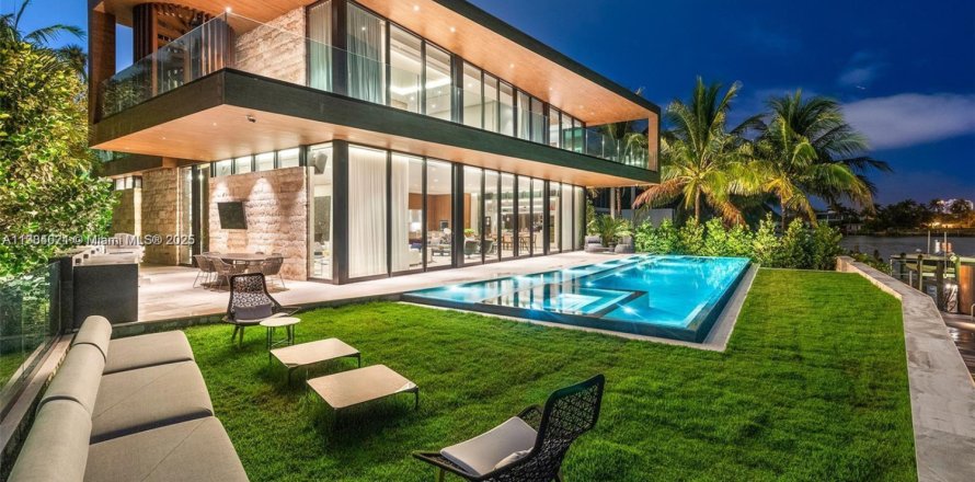 House in Miami Beach, Florida 5 bedrooms, 604.98 sq.m. № 1956049