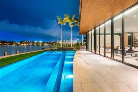 House in Miami Beach, Florida 5 bedrooms, 604.98 sq.m. № 1956049 - photo 12