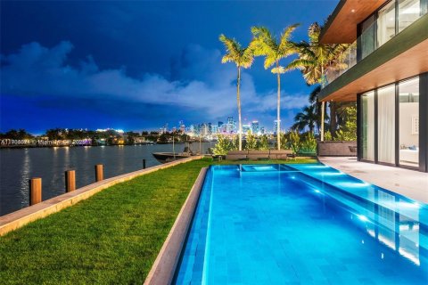 House in Miami Beach, Florida 5 bedrooms, 604.98 sq.m. № 1956049 - photo 7