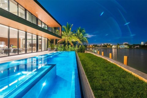 House in Miami Beach, Florida 5 bedrooms, 604.98 sq.m. № 1956049 - photo 5