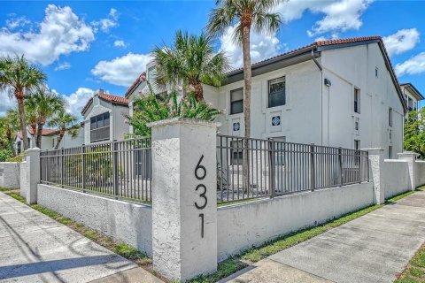 Condo in Sarasota, Florida, 2 bedrooms  № 2266673 - photo 2