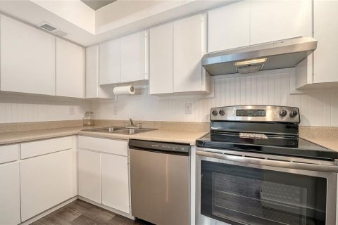 Condo in Sarasota, Florida, 2 bedrooms  № 2266673 - photo 15
