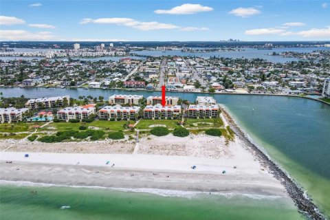 Condominio en Treasure Island, Florida, 2 dormitorios  № 2405686