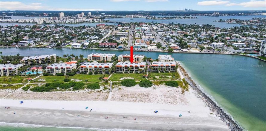 Condominio en Treasure Island, Florida, 2 dormitorios  № 2405686