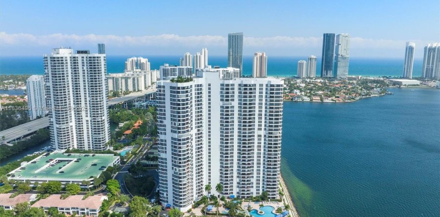 Condominio en Aventura, Florida, 2 dormitorios  № 1830880