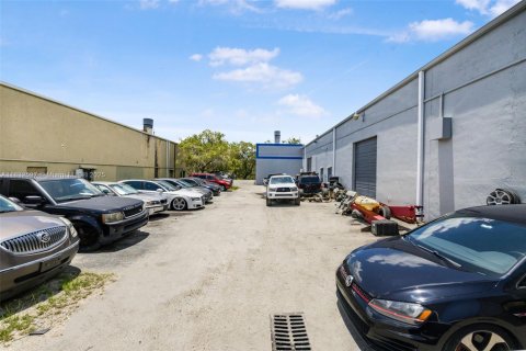 Commercial property in Kendall, Florida № 2038322 - photo 24