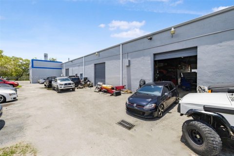 Commercial property in Kendall, Florida № 2038322 - photo 23