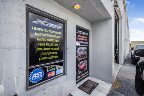 Commercial property in Kendall, Florida № 2038322 - photo 13