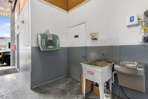 Commercial property in Kendall, Florida № 2038322 - photo 20