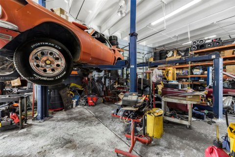 Commercial property in Kendall, Florida № 2038322 - photo 19