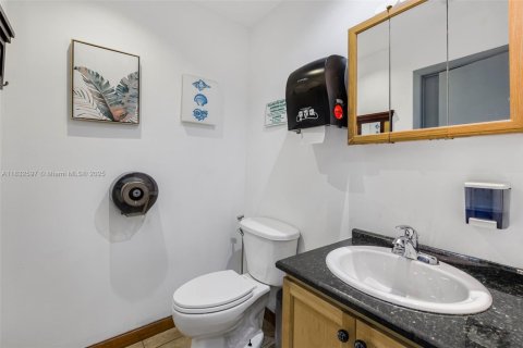 Commercial property in Kendall, Florida № 2038322 - photo 22
