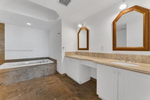 Снять в аренду кондоминиум в Серфсайд, Флорида 2 спальни, 117.06м2, № 1758680 - фото 16